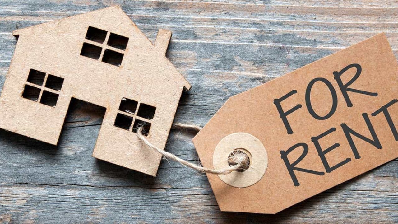 An image showing holiday home rental services as a set of keys to the holiday home
